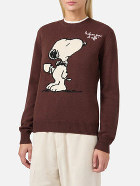 Neuer Queen-Pullover aus Kaschmirmischung in Braun mit Snoopy-Jacquardmuster und Stickerei | PEANUTS-SONDEREDITION