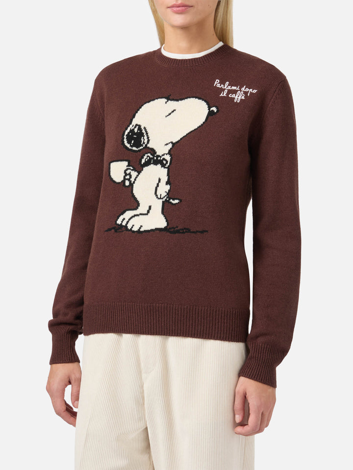 Neuer Queen-Pullover aus Kaschmirmischung in Braun mit Snoopy-Jacquardmuster und Stickerei | PEANUTS-SONDEREDITION