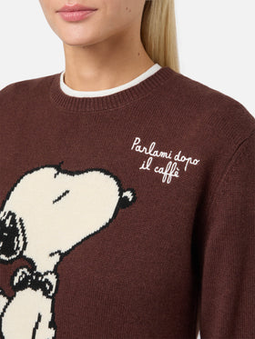 Neuer Queen-Pullover aus Kaschmirmischung in Braun mit Snoopy-Jacquardmuster und Stickerei | PEANUTS-SONDEREDITION