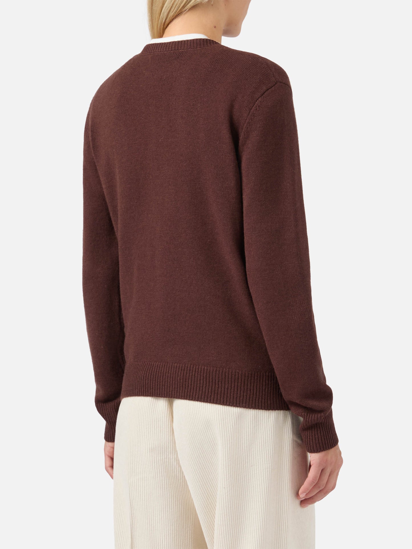 Neuer Queen-Pullover aus Kaschmirmischung in Braun mit Snoopy-Jacquardmuster und Stickerei | PEANUTS-SONDEREDITION