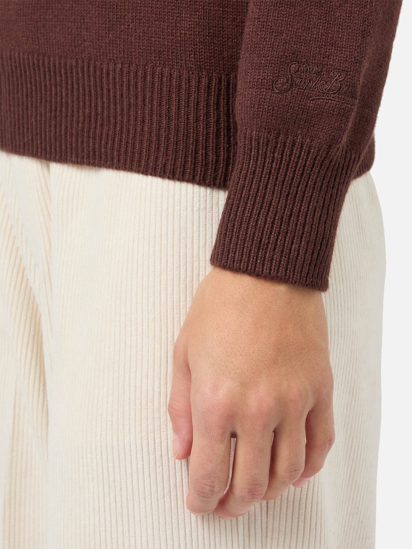 Neuer Queen-Pullover aus Kaschmirmischung in Braun mit Snoopy-Jacquardmuster und Stickerei | PEANUTS-SONDEREDITION