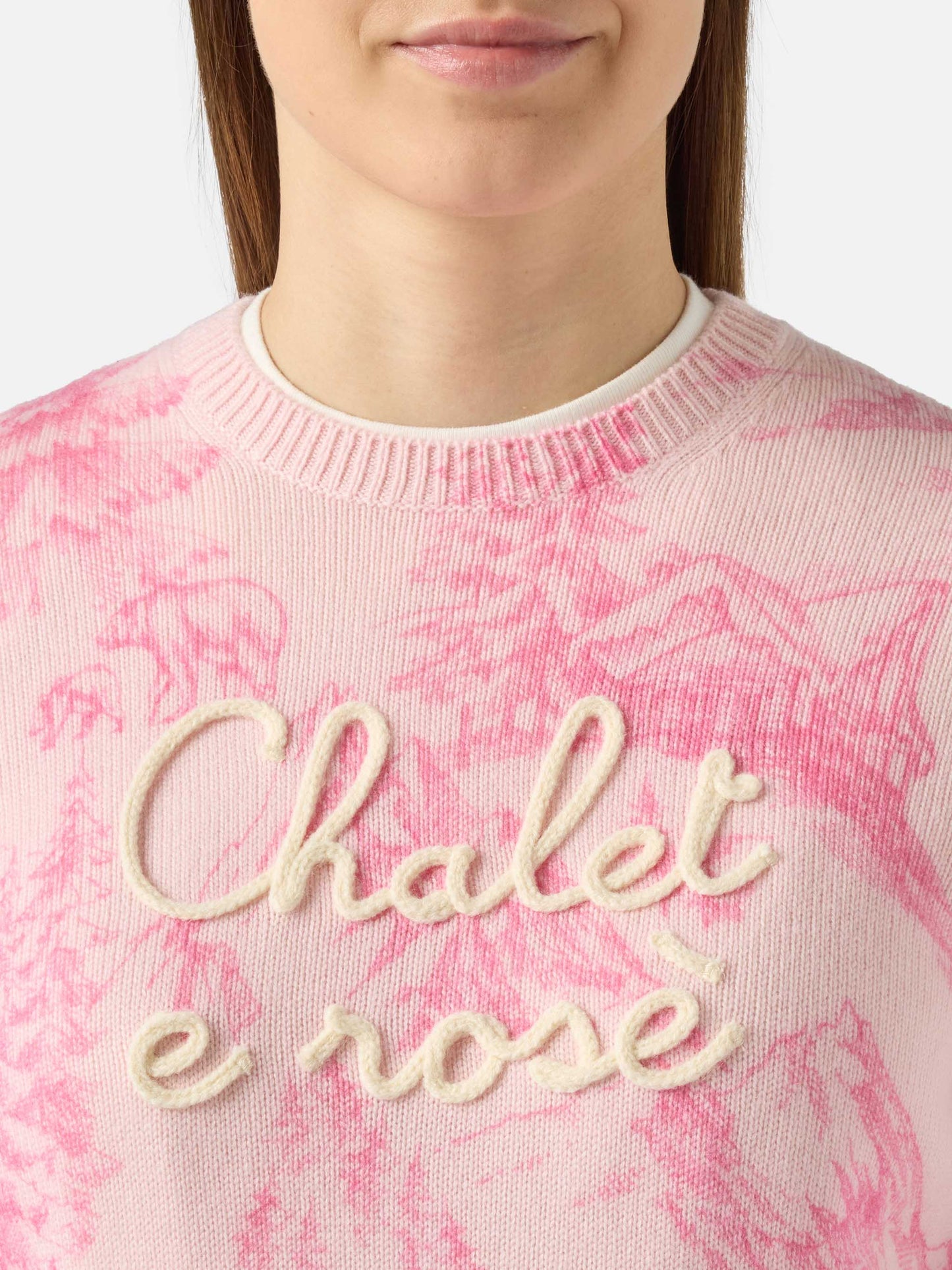 Pull New Queen rose avec imprimé et broderie Chalet 