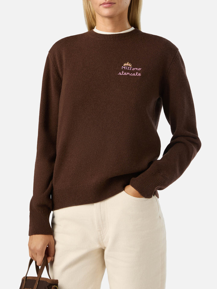 Maglia girocollo New Queen marrone in misto lana e cashmere con ricamo Miss Sono Stancata
