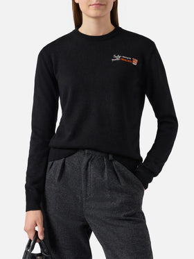 New Queen-Pullover aus Kaschmirmischung in Schwarz mit „Scelgo sempre quello sbagliato“-Stickerei