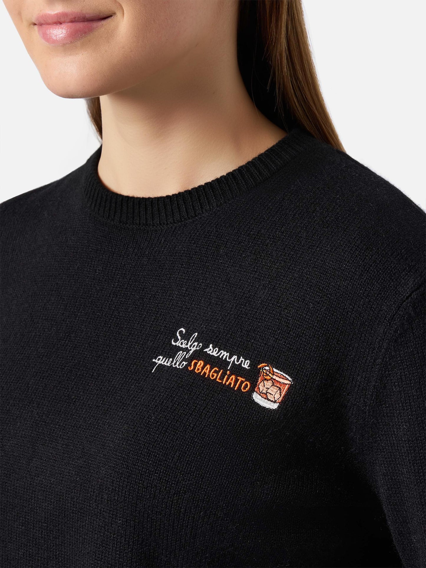 New Queen-Pullover aus Kaschmirmischung in Schwarz mit „Scelgo sempre quello sbagliato“-Stickerei