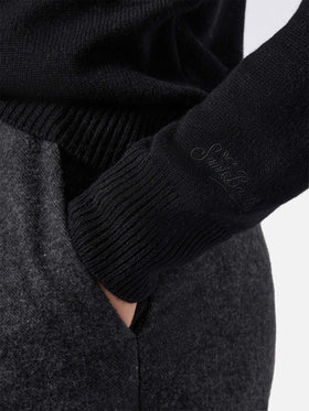 New Queen-Pullover aus Kaschmirmischung in Schwarz mit „Scelgo sempre quello sbagliato“-Stickerei
