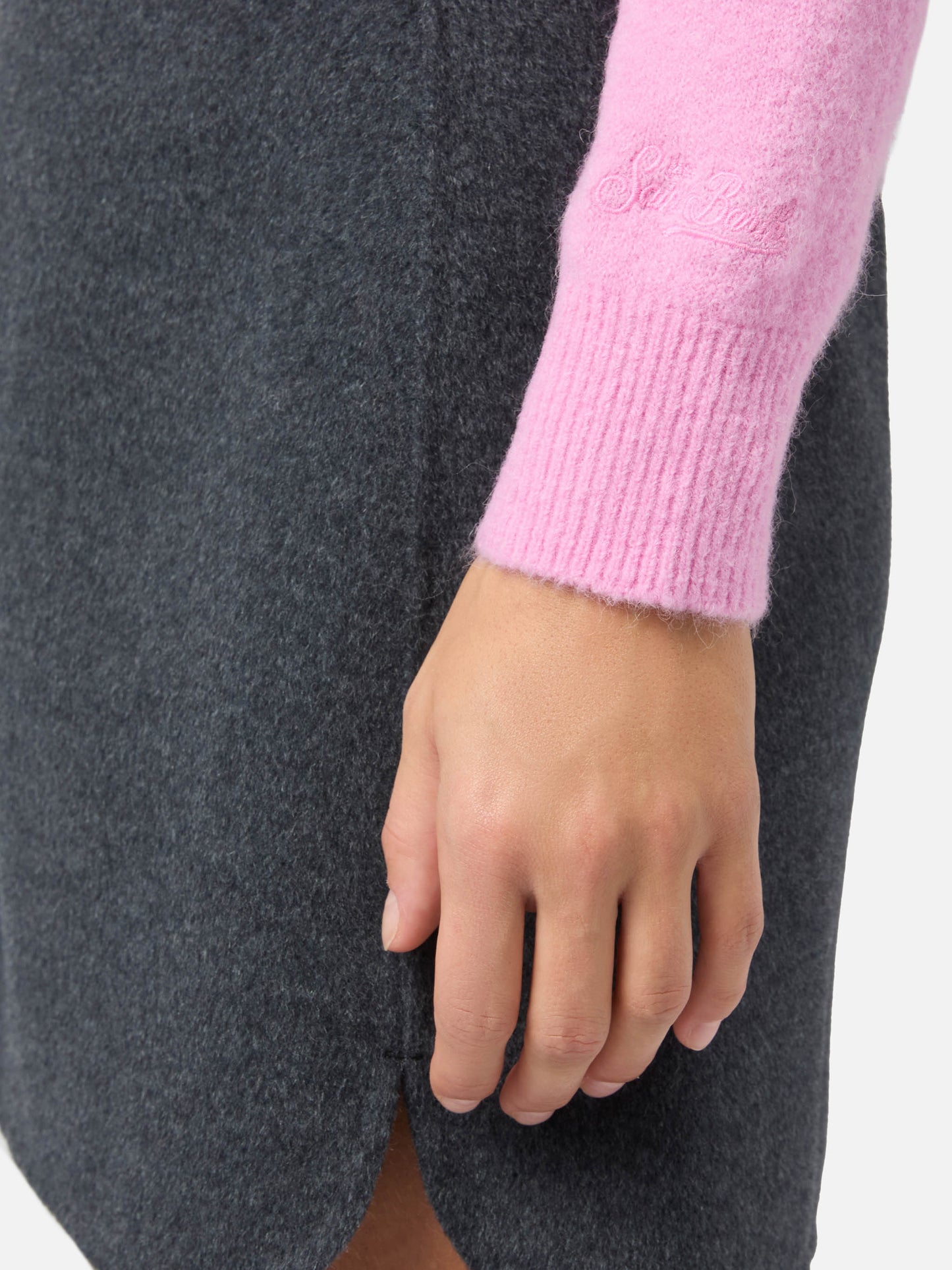 Neuer Queen Stretch-Pullover aus Merinowolle und Alpaka-Mischgewebe in Rosa mit Best Mum Jacquardmuster