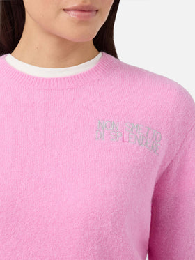 Jersey elástico New Queen en mezcla de lana merino y alpaca en rosa con bordado Non smetto di sp(l)endere 