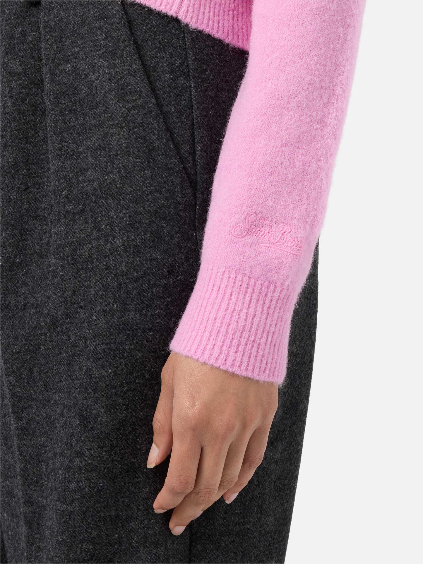 Jersey elástico New Queen en mezcla de lana merino y alpaca en rosa con bordado Non smetto di sp(l)endere 