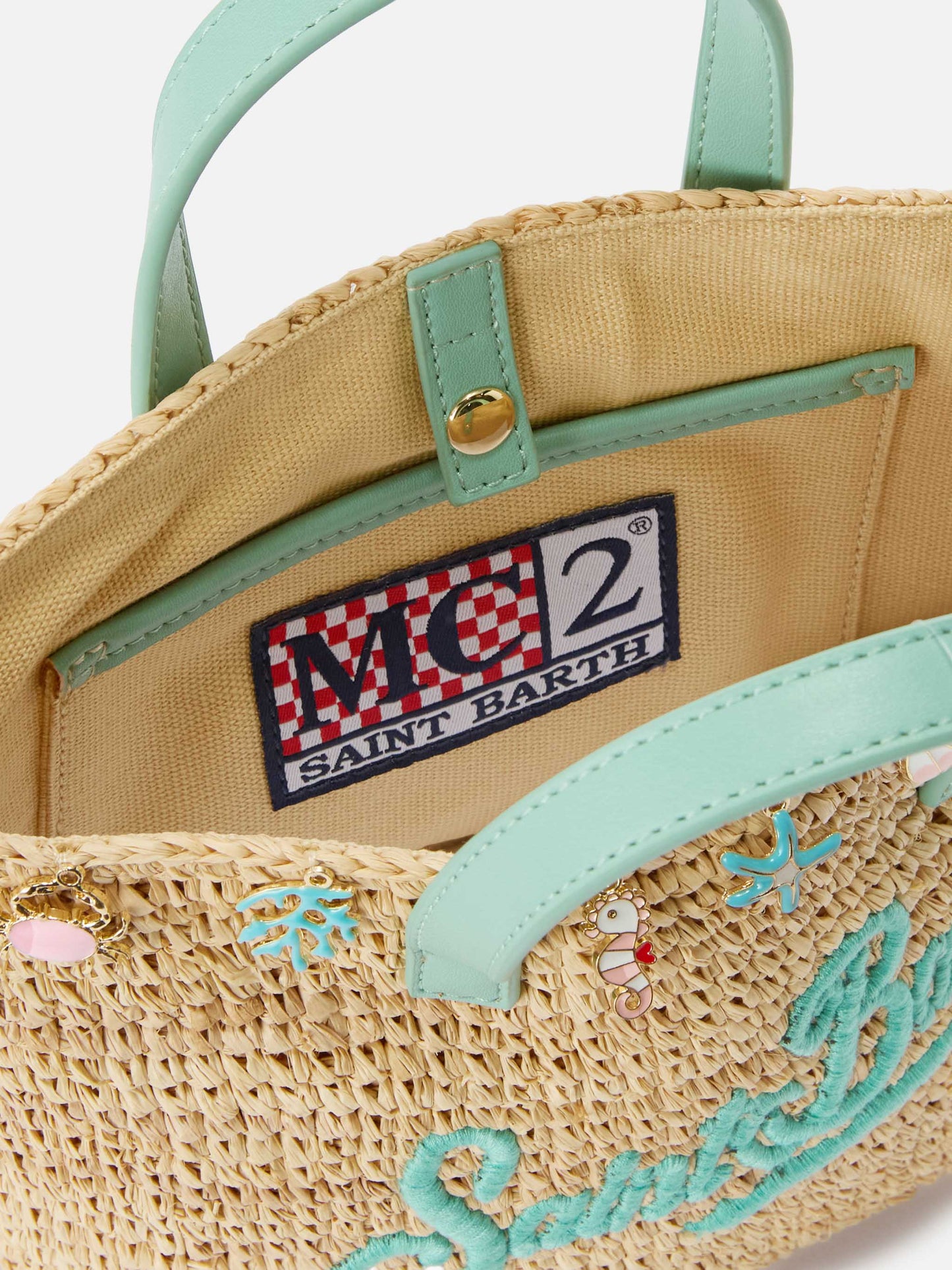 Borsa City mini in raffia con charms applicati e logo ricamato