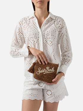 Pochette de rafia marrón con logo bordado 