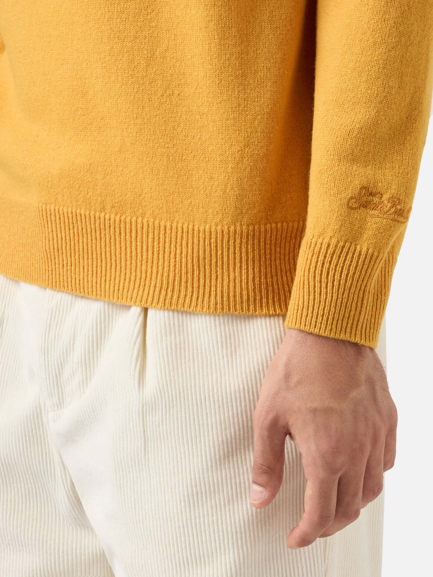 Regent Pullover aus 100 % Lammwolle in Ockergelb