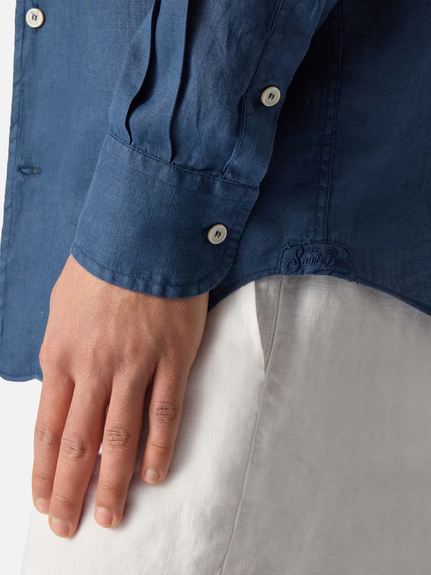 Camicia Raphael blu navy in lino con tintura minerale