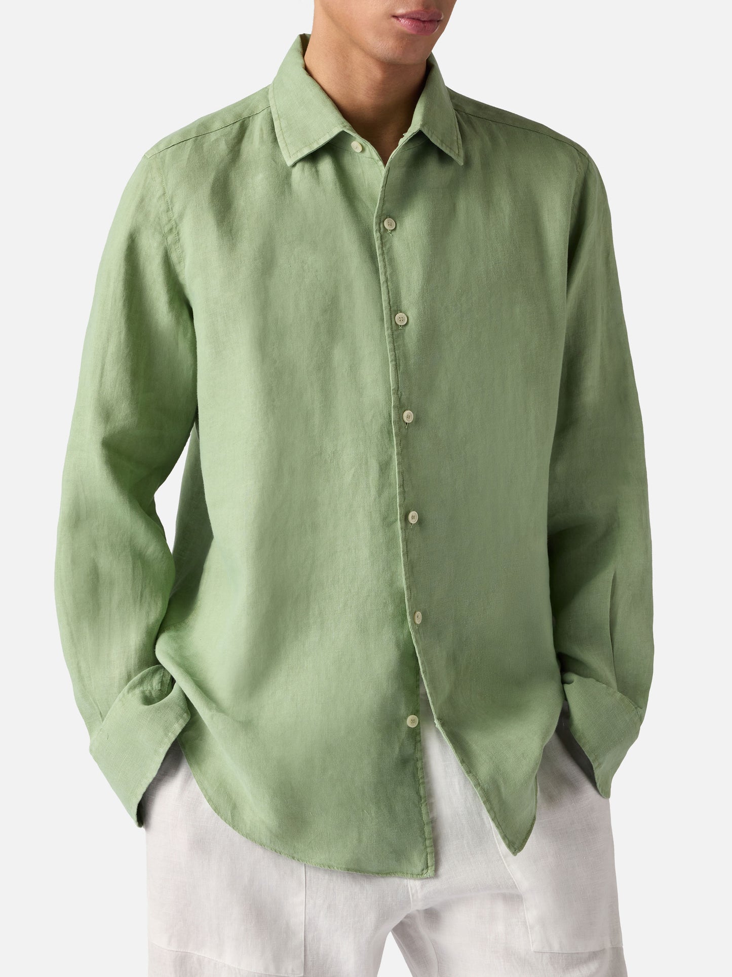 Camisa Raphael verde salvia en lino con teñido mineral en prenda 