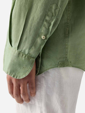 Camisa Raphael verde salvia en lino con teñido mineral en prenda 