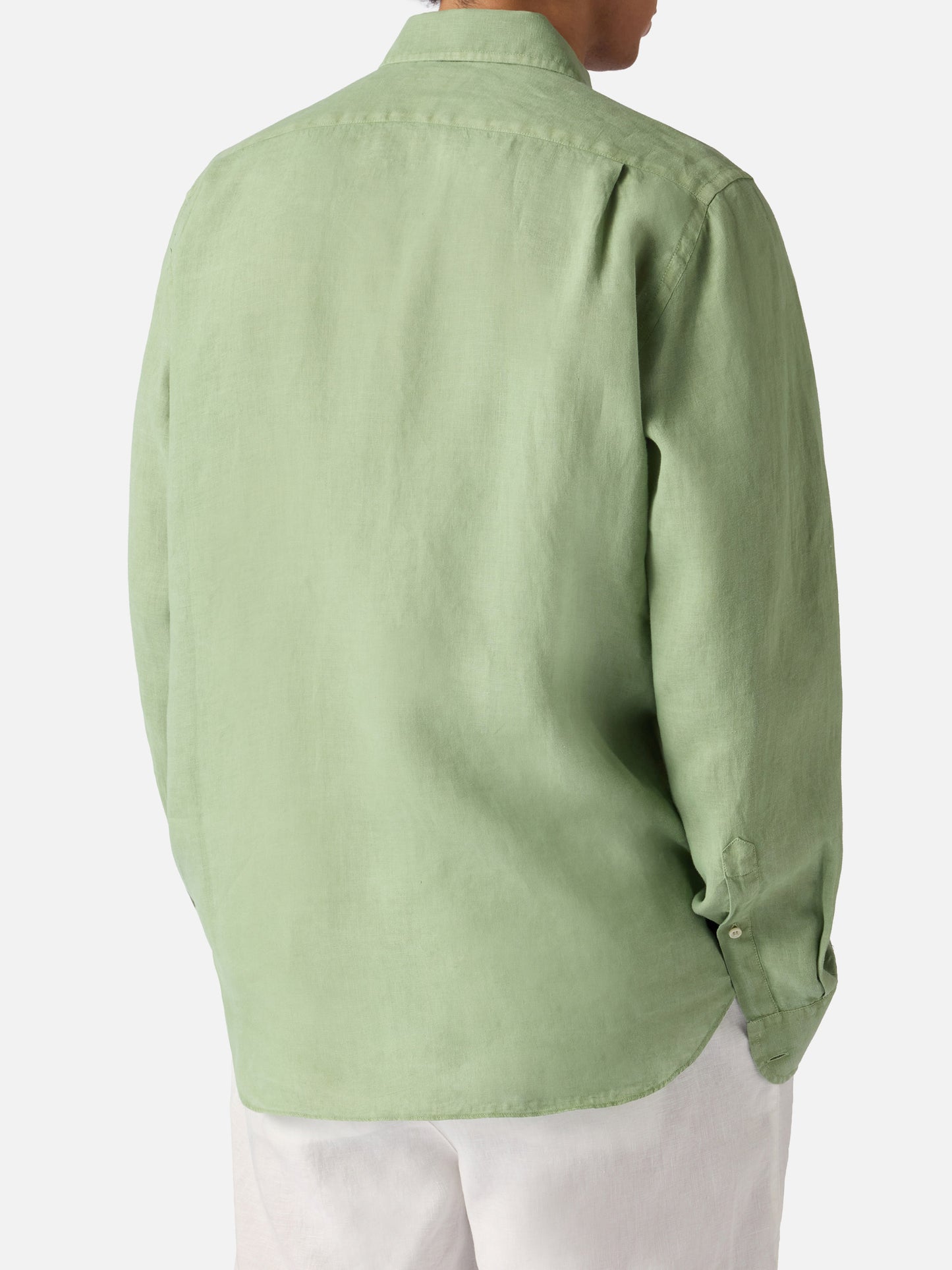 Camisa Raphael verde salvia en lino con teñido mineral en prenda 