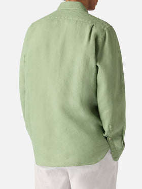 Camisa Raphael verde salvia en lino con teñido mineral en prenda 