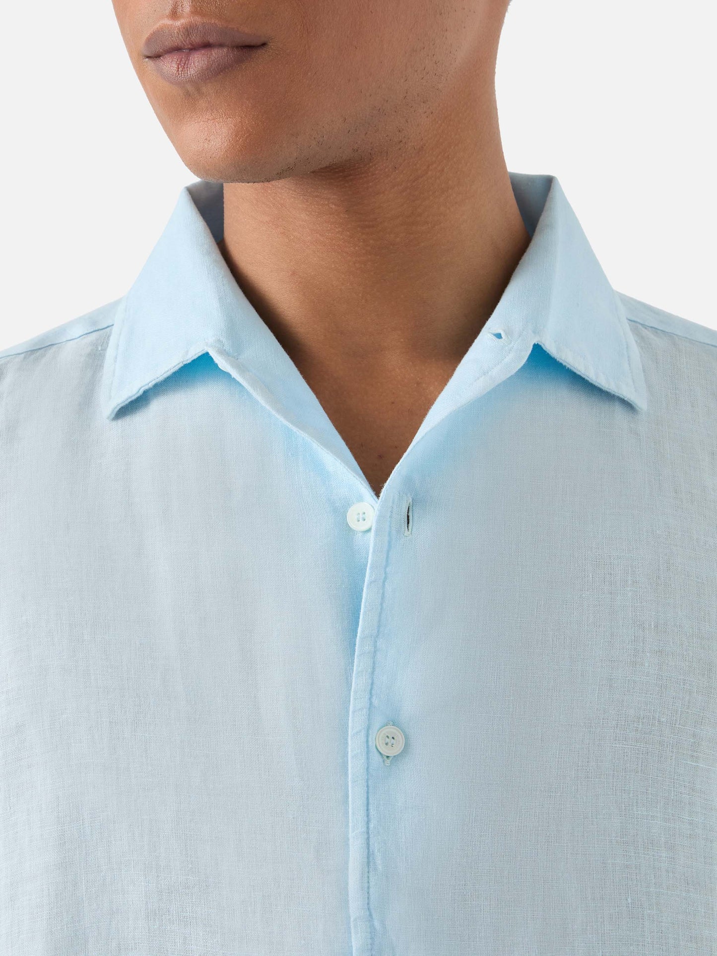 Chemise Raphael bleu clair en lin avec teinture minérale en pièce 