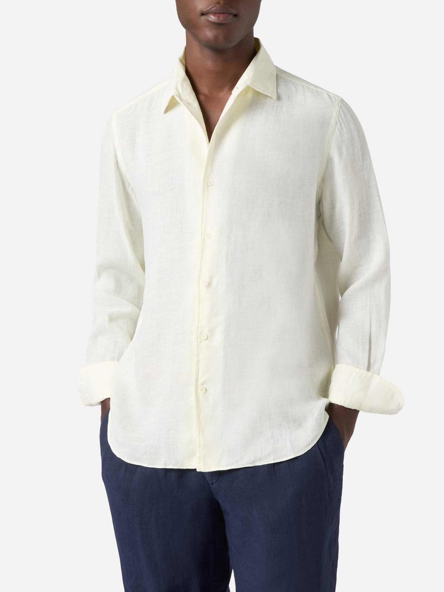 Camisa Raphael color crema en lino con teñido mineral en prenda 