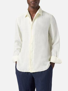 Camisa Raphael color crema en lino con teñido mineral en prenda 