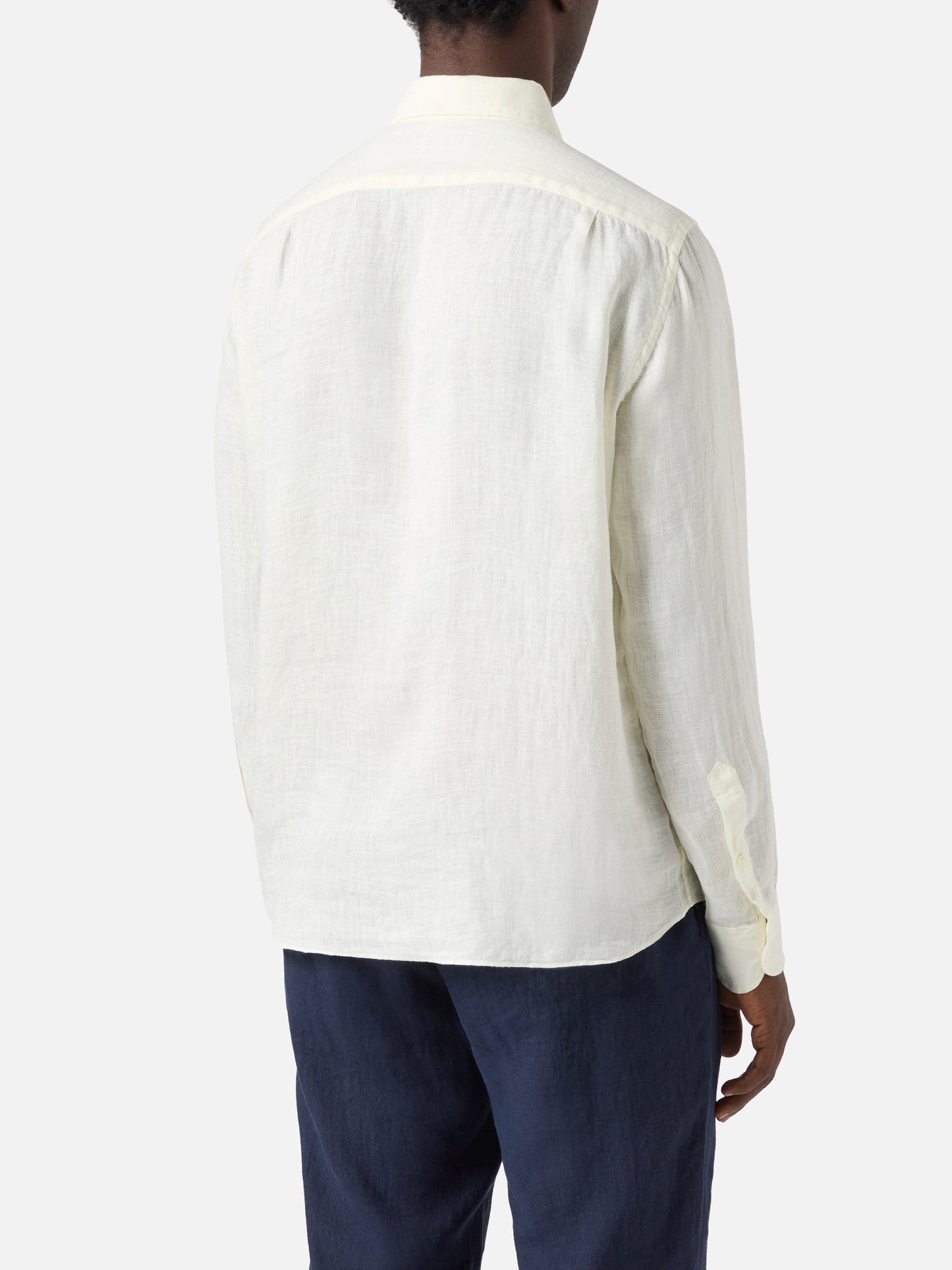 Camisa Raphael color crema en lino con teñido mineral en prenda 