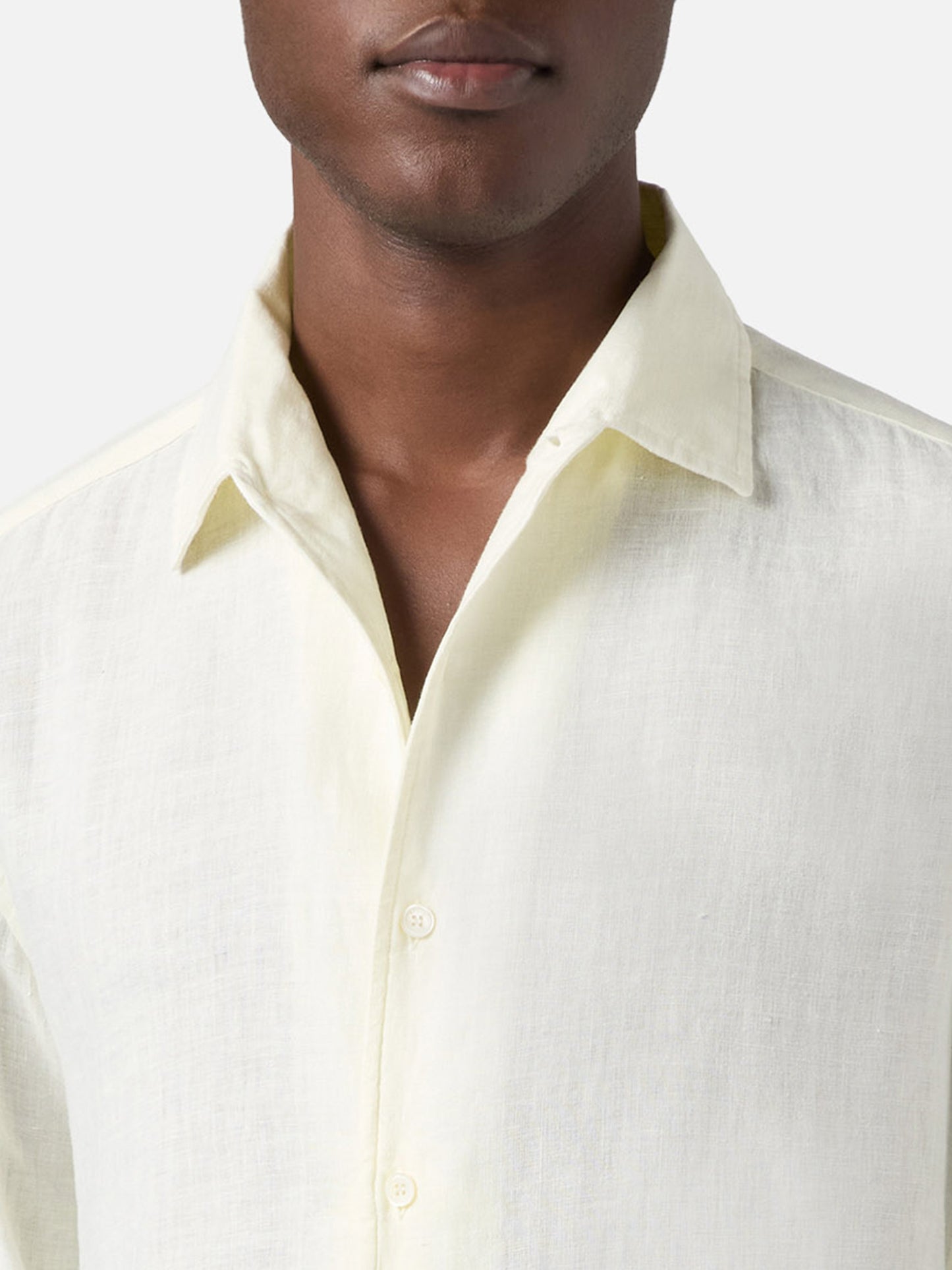 Camisa Raphael color crema en lino con teñido mineral en prenda 