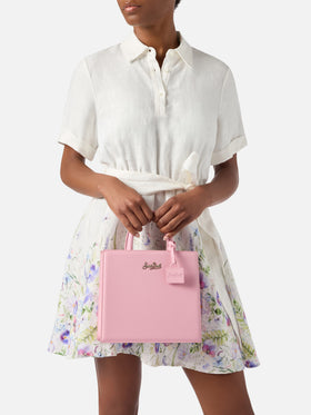 Bolso Structured Shop Midi en piel lisa rosa con etiqueta metálica 
