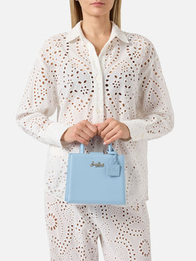 Mini bag Structured Shop en piel lisa azul claro con etiqueta metálica 