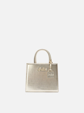 Mini bag Structured Shop en piel laminada dorada con etiqueta metálica 
