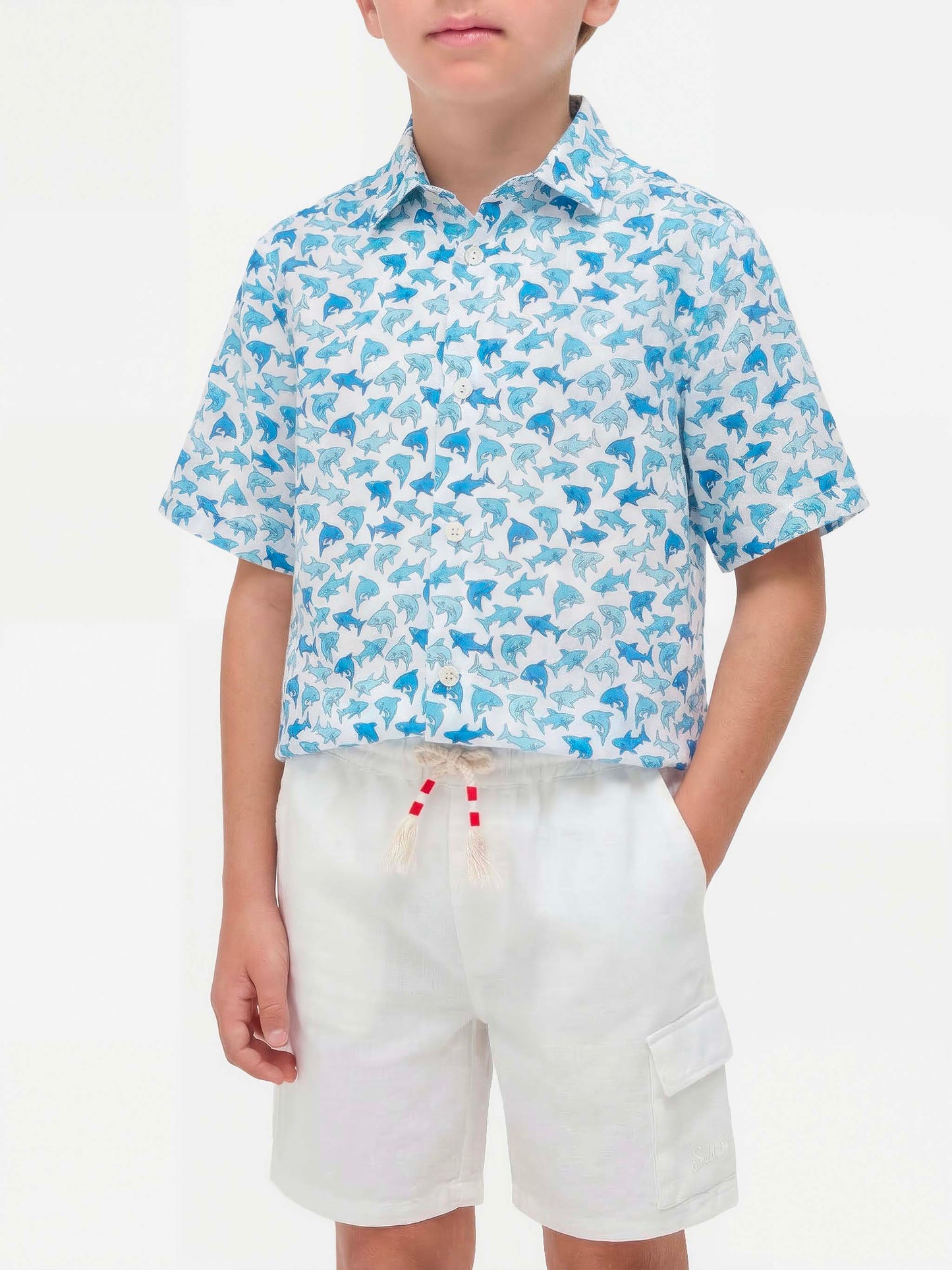 Jungenhemd mit hellblauem Hai-Allover-Print