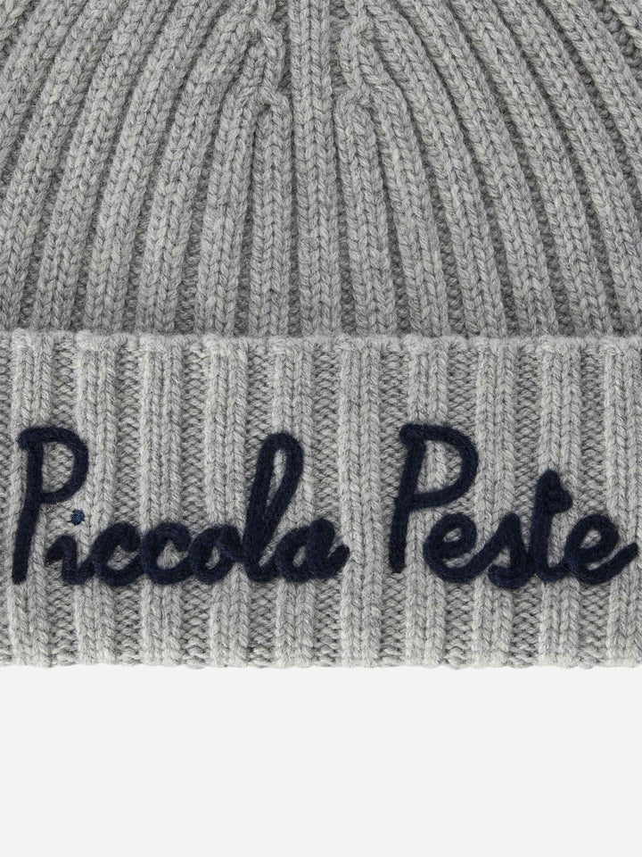 Bonnet Wengen gris avec broderie Piccola Peste 