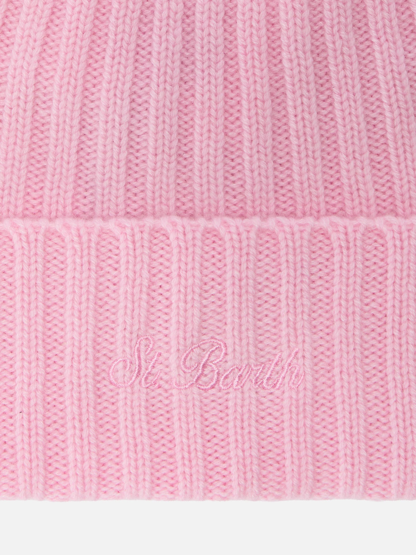 Wengen-Mütze aus rosa Kaschmir mit St.-Barth-Stickerei am Umschlag