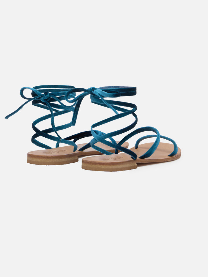 Türkisfarbene flache Sandalen aus Samt zum Wickeln