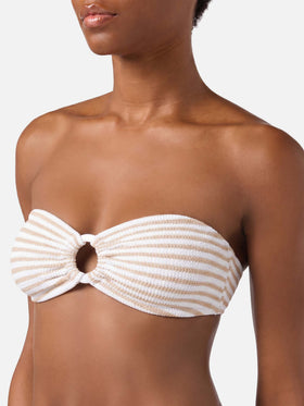 Bikini bandeau Yulia Elise de tejido crinkle con braguita de baño regular y estampado de rayas 
