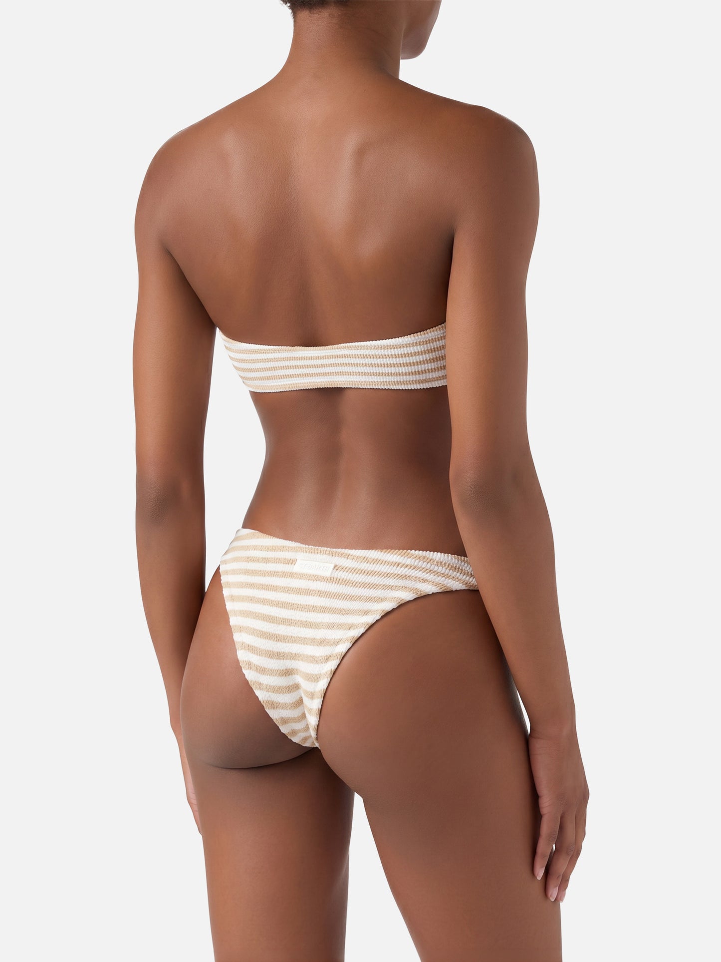 Bikini bandeau Yulia Elise de tejido crinkle con braguita de baño regular y estampado de rayas 