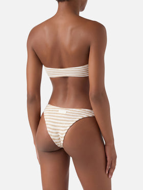 Bikini bandeau Yulia Elise de tejido crinkle con braguita de baño regular y estampado de rayas 