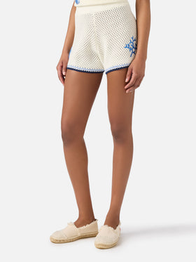 Short en maille Yvette avec patchs au crochet sur le thème marin 