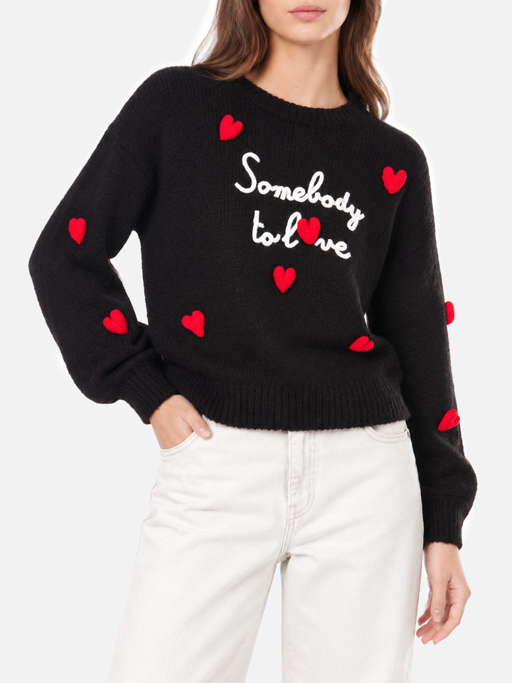 Pull noir doux Danya avec broderie Somebody to love et cœurs au crochet 