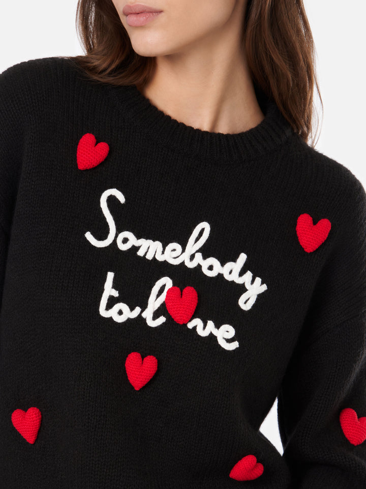 Pull noir doux Danya avec broderie Somebody to love et cœurs au crochet 